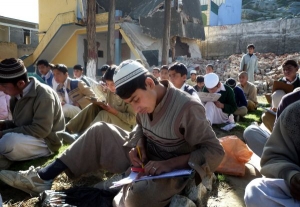 Školu v údolí Svát vyhodil Taliban do povětří. Děti se učí v troskách.